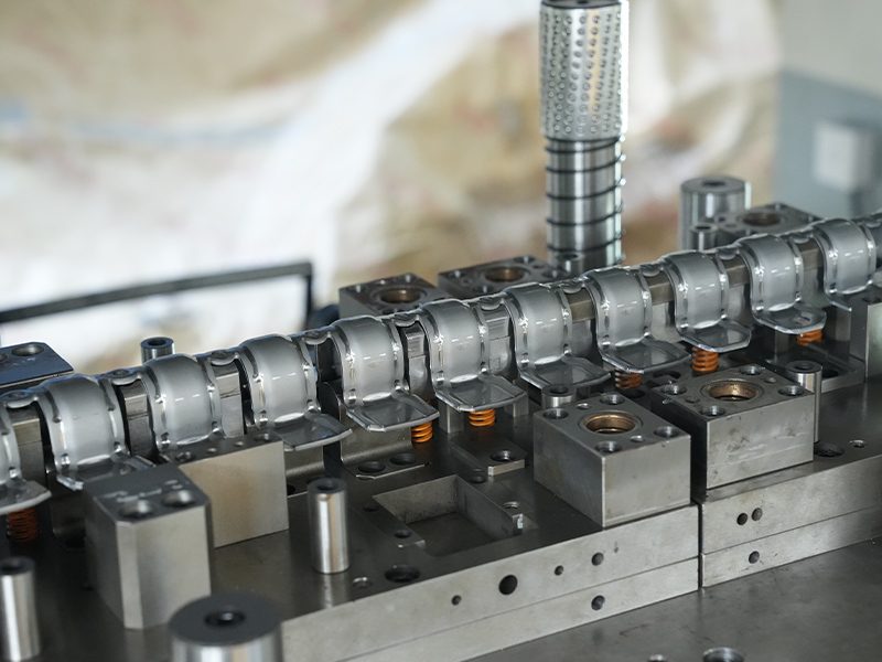 Quid fit intra officinas ad metallum, partium?